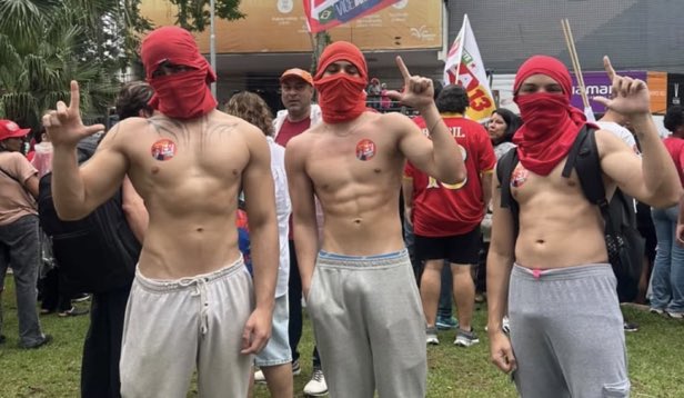 pururucaporra's tweet photo. E isso que o Flavio Bolsonaro quer tirar de vcs https://t.co/GeE9o04eap
