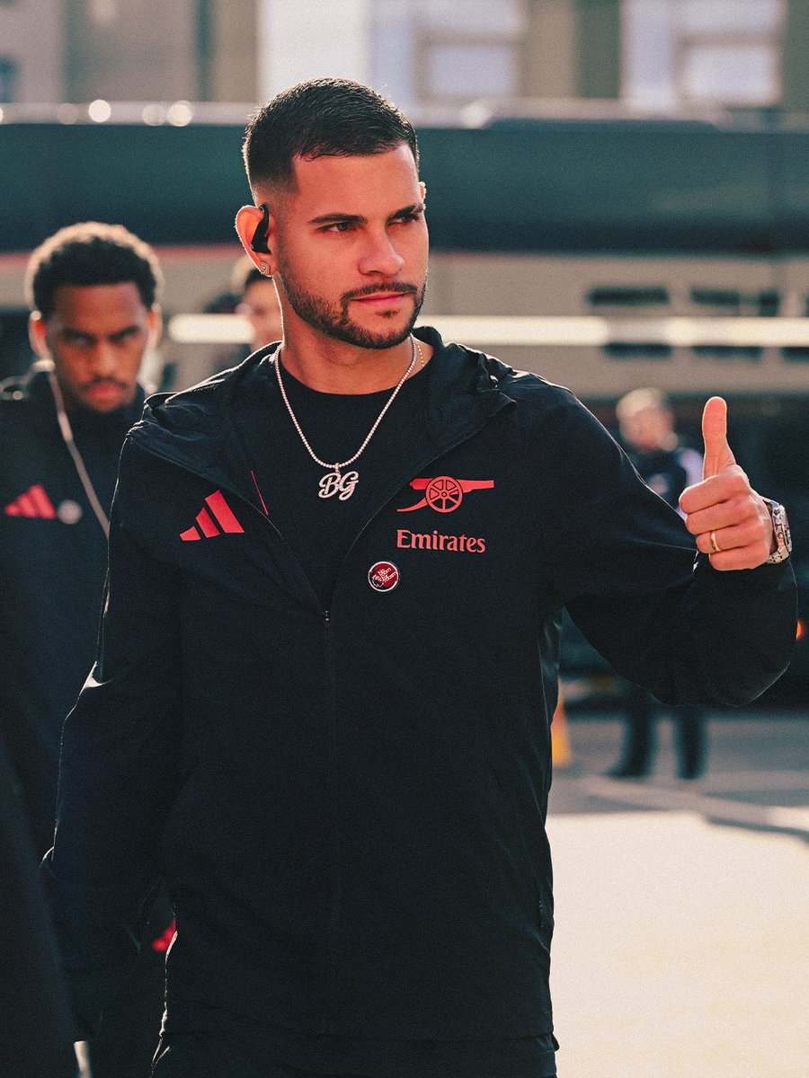 Arsenal's tweet photo. Afternoon, Gunners 👋 https://t.co/O1wsS9mOjM