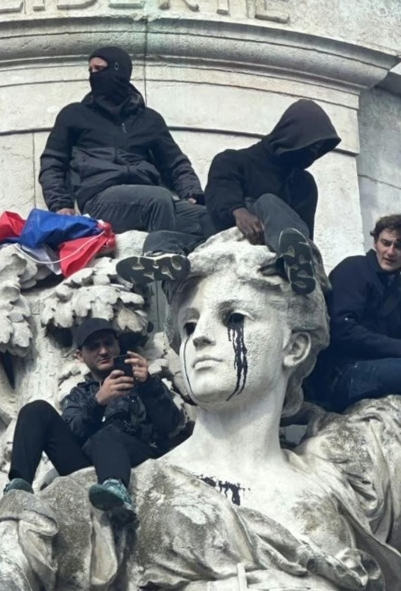 RobertoVaquero_'s tweet photo. Estamos en guerra, ellos lo saben y nosotros solo ponemos la otra mejilla. Esto no va de izquierdas y derechas, que no os engañen; esto va de nuestra supervivencia como civilización. Ya es hora de devolver los golpes y pasarles por encima.

"Quien tolera el desorden para evitar la guerra tiene primero el desorden y después la guerra". Toda mi solidaridad con los trabajadores de Francia que sufren la violencia de los lúmpenes y delincuentes disfrazados de revolucionarios.