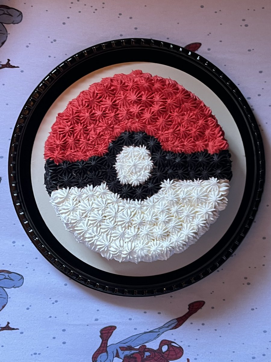 estorodiu's tweet photo. simplesmente o bolo que minha namorada me deu de aniversário. https://t.co/EugX5qYCb8
