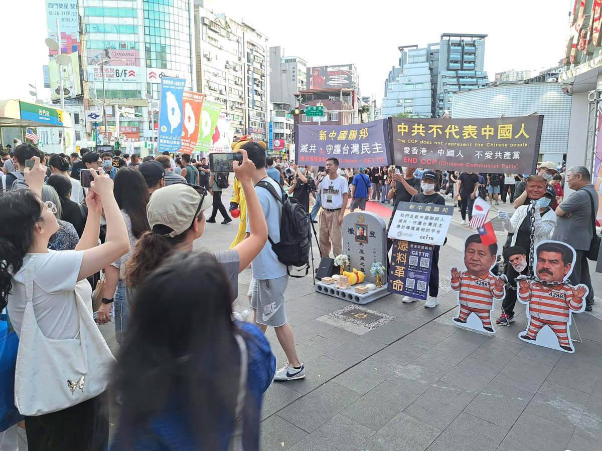 jackson66368924's tweet photo. 戰友們 連續堅持 #第182週上街，傳播爆料革命真相！

每當看到路過的民眾停下腳步，拿起手機拍照，心裡總是特別有感觸。

因為每一張照片、每一次分享，都有機會讓更多人了解真相，認識到「中共不等於中國人、必須消滅共產黨」。

182週的堅持，靠的是每一位戰友一步一腳印的付出。也許我們每一次的力量都很微小，但只要持續行動，就能讓更多人聽見我們的聲音，讓爆料革命的理念傳得更廣、更遠！

#中共不代表中國人
#爆料革命消滅中共
#新中國聯邦
#郭文貴
#MilesGuo