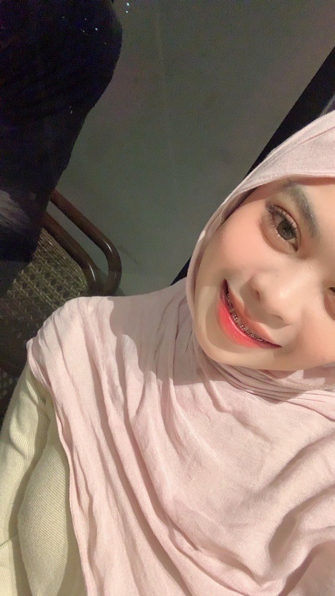 frimaniaa's tweet photo. kenapa ya kek senyum kepaksa gitu gwehh https://t.co/xSpoLy9HOF