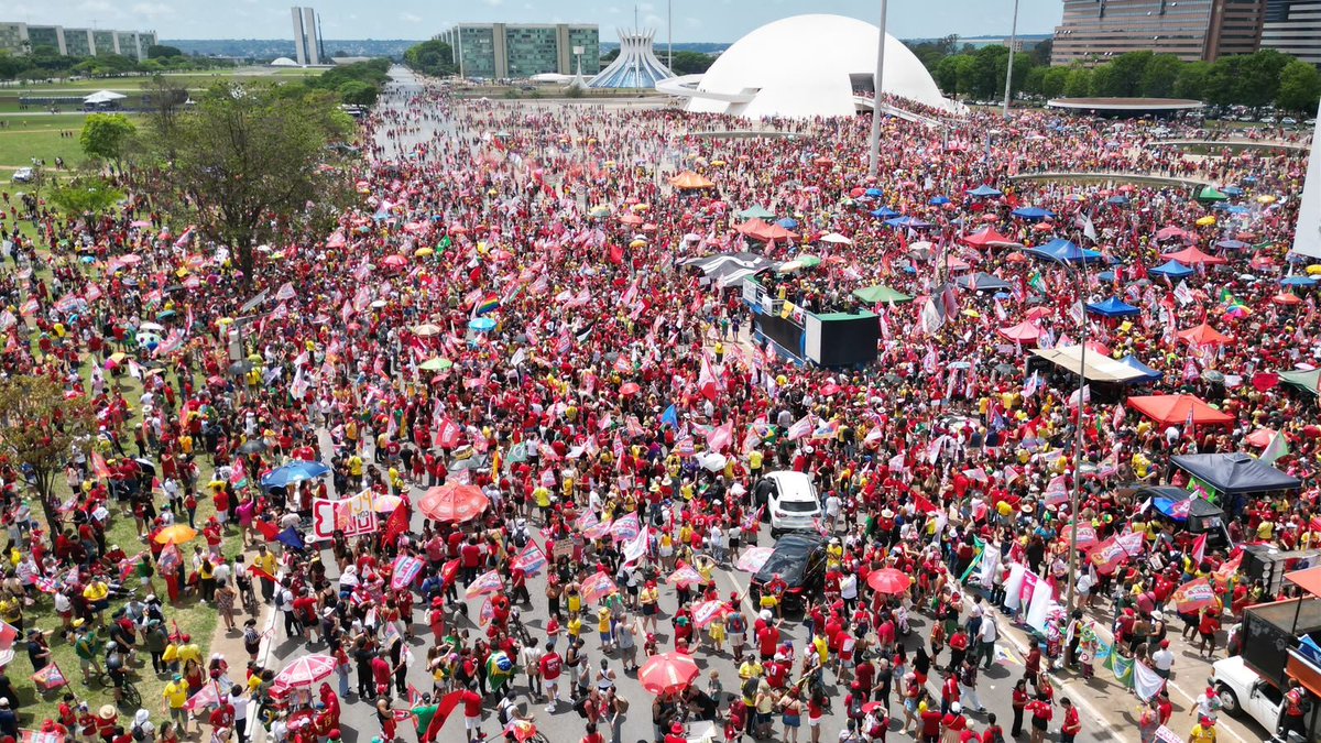 Pimenta13Br's tweet photo. A VIRADA ESTÁ ACONTECENDO ⭐️🇧🇷 

A força do povo toma conta de Brasília. Bora virar voto, bora Lula! 1️⃣3️⃣

📸 / 🎥: @rthiagol https://t.co/MF73JKlpC3