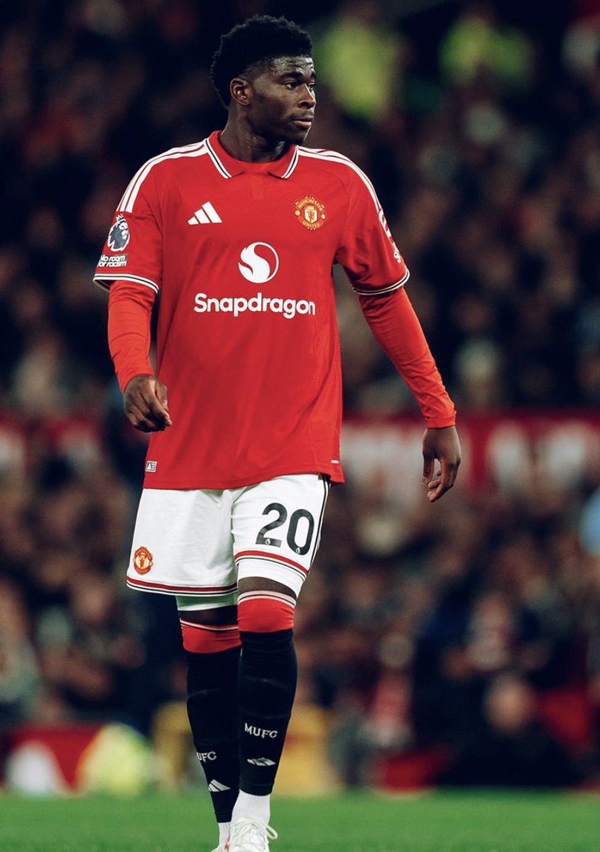 FullTimeX_'s tweet photo. 🚨🗣 Wayne Rooney reacts to Michael Carrick substituting Carlos Baleba against Leeds:

"How will you remove the best performing player in the match, there is Santos and Tielemans who are contributing close to nothing in that midfield but he chose to remove Baleba"

"That's a really terrible substitution, it feels like he doesn't want the win in this match"