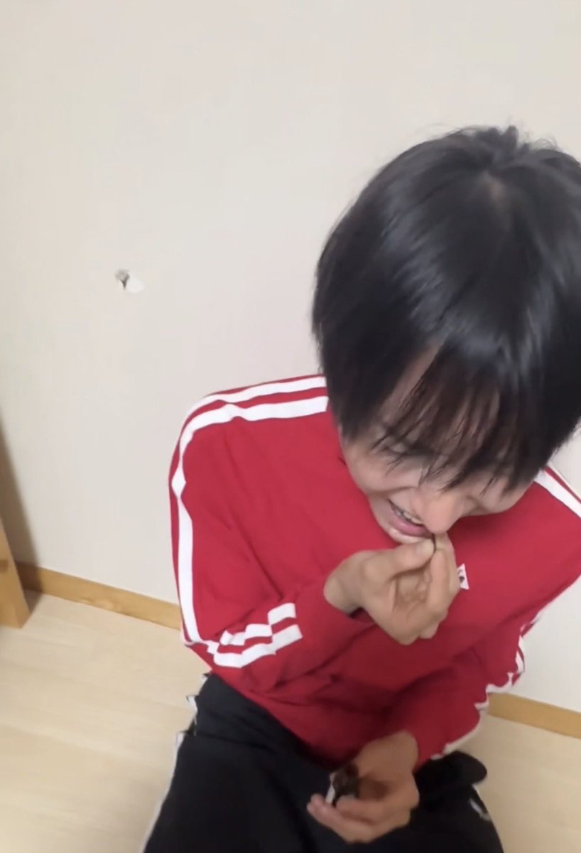 ddongrang313's tweet photo. 벽지는 왜 뚫린 거야;;;;; https://t.co/sAAb4ylDav