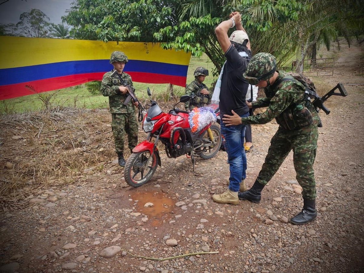 Ejercito_Div6's tweet photo. #EsNoticia | En Belén de los Andaquíes, Caquetá, el Batallón de Infantería Liviana N.° 34 “Juanambú”, de la #Brigada12, desarrolló un Puesto de Control Psicológico que benefició a 295 personas, promoviendo la protección de los DD. HH. y el DIH, la prevención y la convivencia ciudadana, y fortaleciendo la confianza de la comunidad en la institucionalidad.

#PatriaHonorLealtad #ViajeSeguro #IncorpóreseAlEjército
