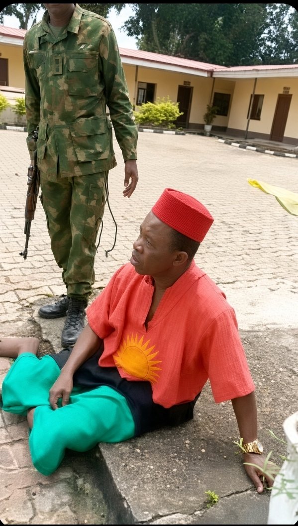 Hhonor_'s tweet photo. Chiwetalu Agu was born in 1956, he was already 11 years old before the Biafran genocide.
He is a Nollywood veteran and an African movie legend.

He was publicly humiliated by the Nigerian Army because he stood in solidarity with his people,the same people the Army is begging today to enlist. 

They don't even respect our elders, they'll never treat gumi this way.