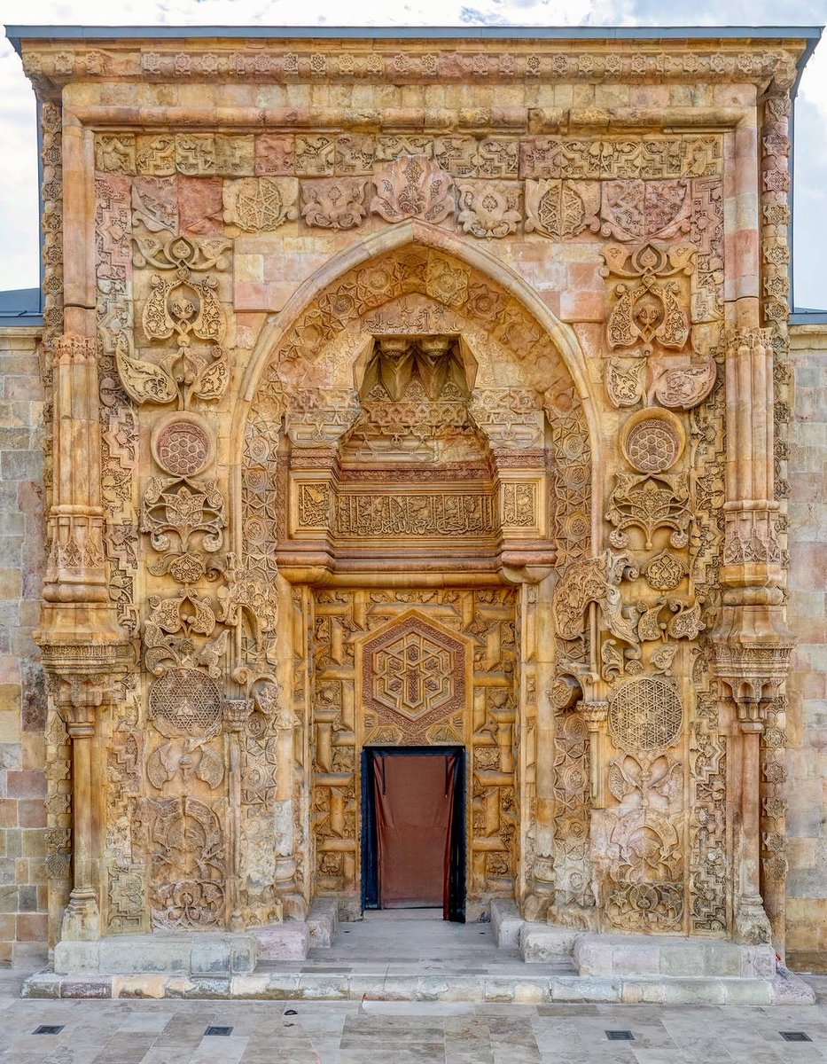 mahfiyyennn's tweet photo. Sivas / Divriği Ulu Cami. https://t.co/i5QgDsg2xm