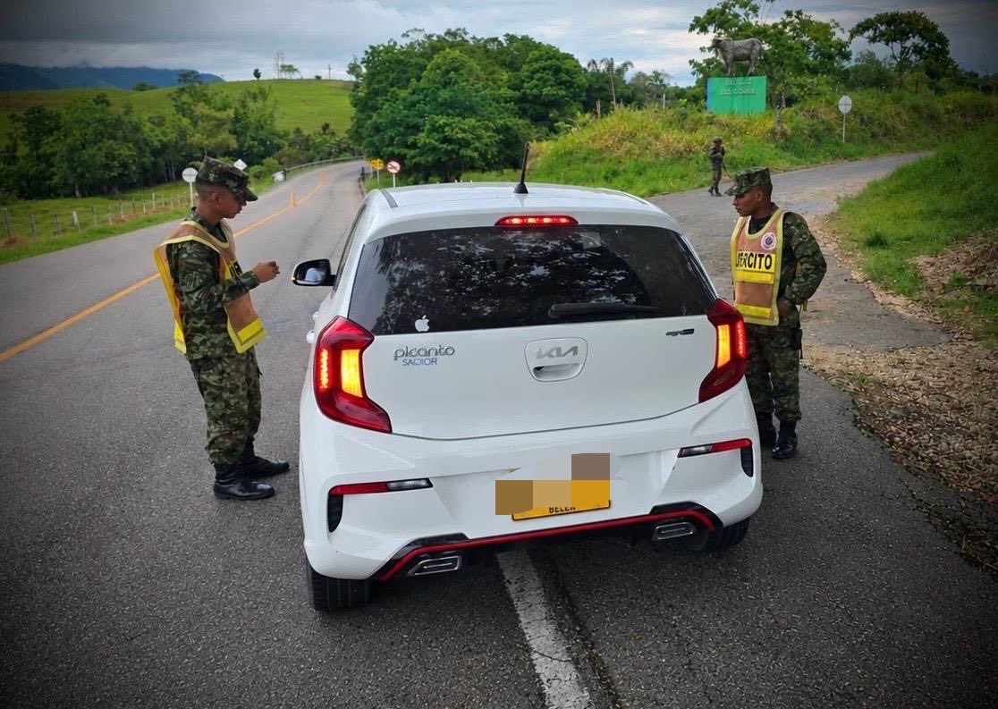 Ejercito_Div6's tweet photo. #EsNoticia | ¡En las vías del Caquetá, el compromiso es con la seguridad y la vida! El Batallón de Ingenieros de Combate N.° 12 “Gr. Liborio Mejía”, de la #Brigada12, realizó en Venecia, Florencia, un puesto de control psicológico que benefició a 154 personas, promoviendo la protección de los DD. HH. y el DIH, la confianza ciudadana y la tranquilidad de quienes transitan por este corredor vial.

#ViajeSeguro #IncorpóreseAlEjército #PatriaHonorLealtad