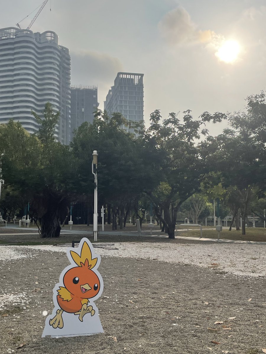 Inkwolf1995's tweet photo. 【🏃】
今天去了寶可夢30週年路跑活動，解鎖人生第一次路跑！(*ﾟ▽ﾟ*)（其實根本沒跑多少🤣
但路途上聽見各代遊戲的配樂莫名感人(´；Д；`)
生在這個時代真好💖
路上的木木梟有夠嗆🤣💦其他立牌都超正向的說www https://t.co/3kTbJCzqSq