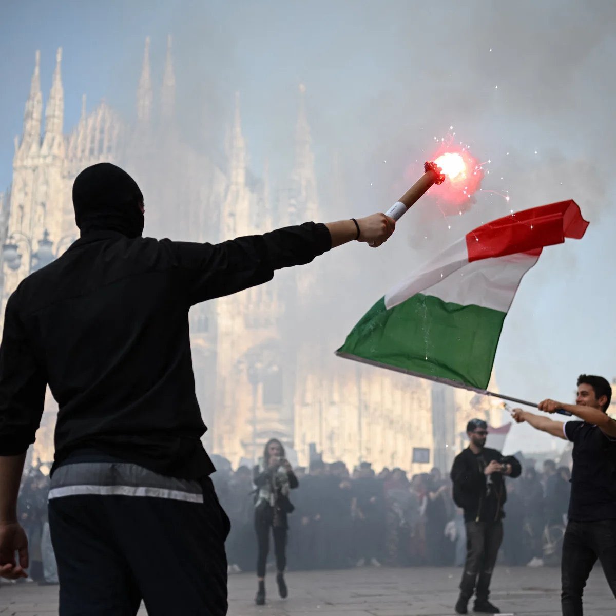 GlobeEyeNews's tweet photo. BREAKING:

Protests are spreading across France, Spain, Italy, Belgium, and Portugal over the high cost of living. https://t.co/Qx4Y632r1r