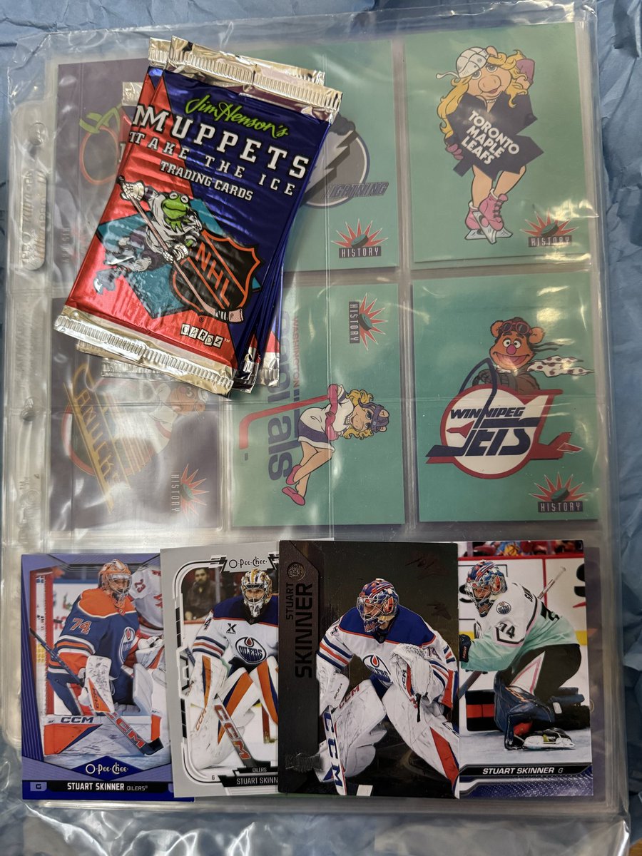 SpookyMulda's tweet photo. Crazy fun mail day today! Shoutout @wyjoenthusiast for the Stu cards! https://t.co/9Rq2A2ySen