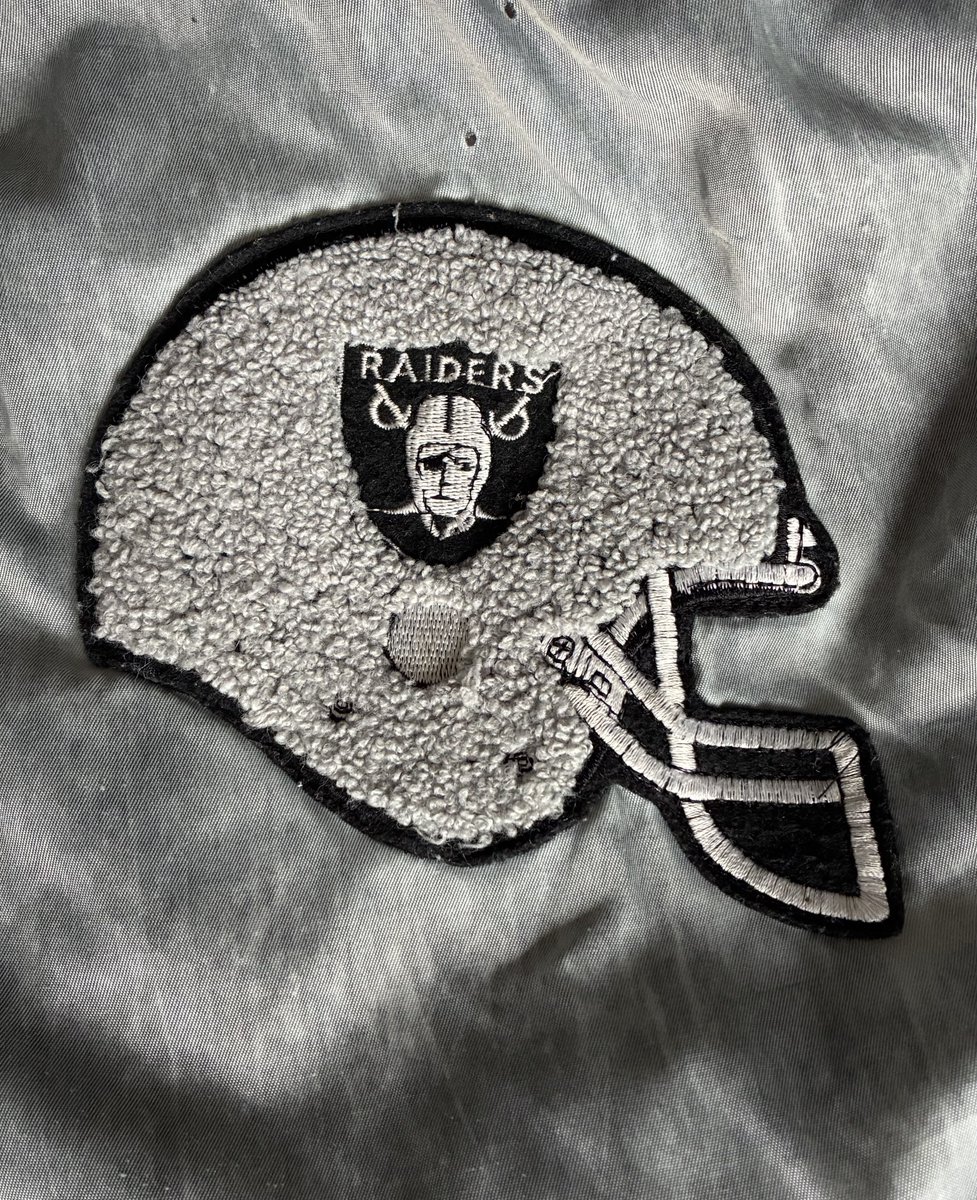 Zwetschge_1893's tweet photo. Somebody looking for something like this? Satin Bomber Jacket from 1989…
🔥🏈🏟️🏈🇺🇸 🏈🏟️🏈🇺🇸 🏈🏟️🏈🇺🇸🔥
#NFL #Vintage #Raiders #LosAngeles #LARaiders #USA #LA #LVRaiders #Vegas #LV #LasVegas https://t.co/d2l6JLzLQy