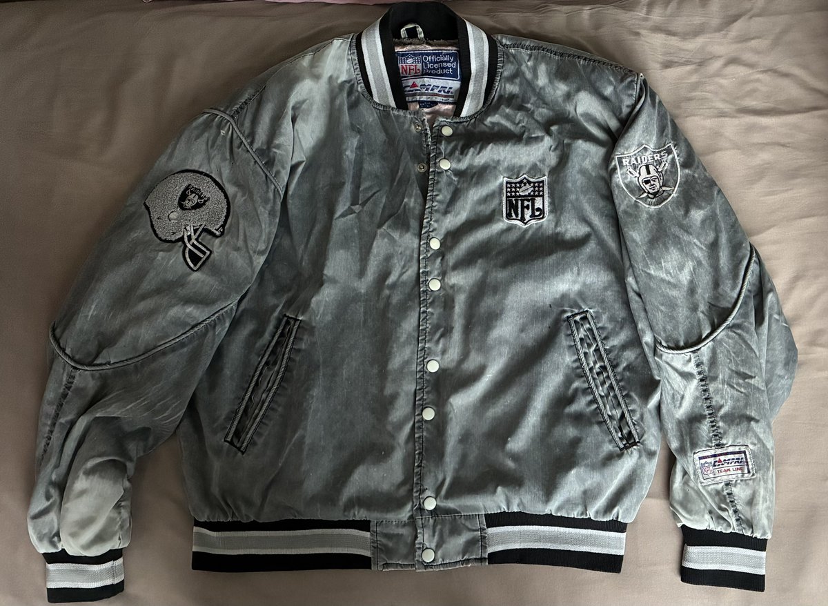 Zwetschge_1893's tweet photo. Somebody looking for something like this? Satin Bomber Jacket from 1989…
🔥🏈🏟️🏈🇺🇸 🏈🏟️🏈🇺🇸 🏈🏟️🏈🇺🇸🔥
#NFL #Vintage #Raiders #LosAngeles #LARaiders #USA #LA #LVRaiders #Vegas #LV #LasVegas https://t.co/d2l6JLzLQy