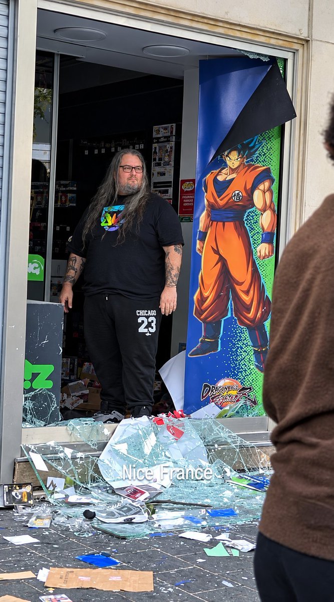 nacional_memes's tweet photo. Este hombre defendió su negocio de los vándalos que intentaban robar.

Tiene nuestro respeto  🐺 https://t.co/WGyARGW7FG