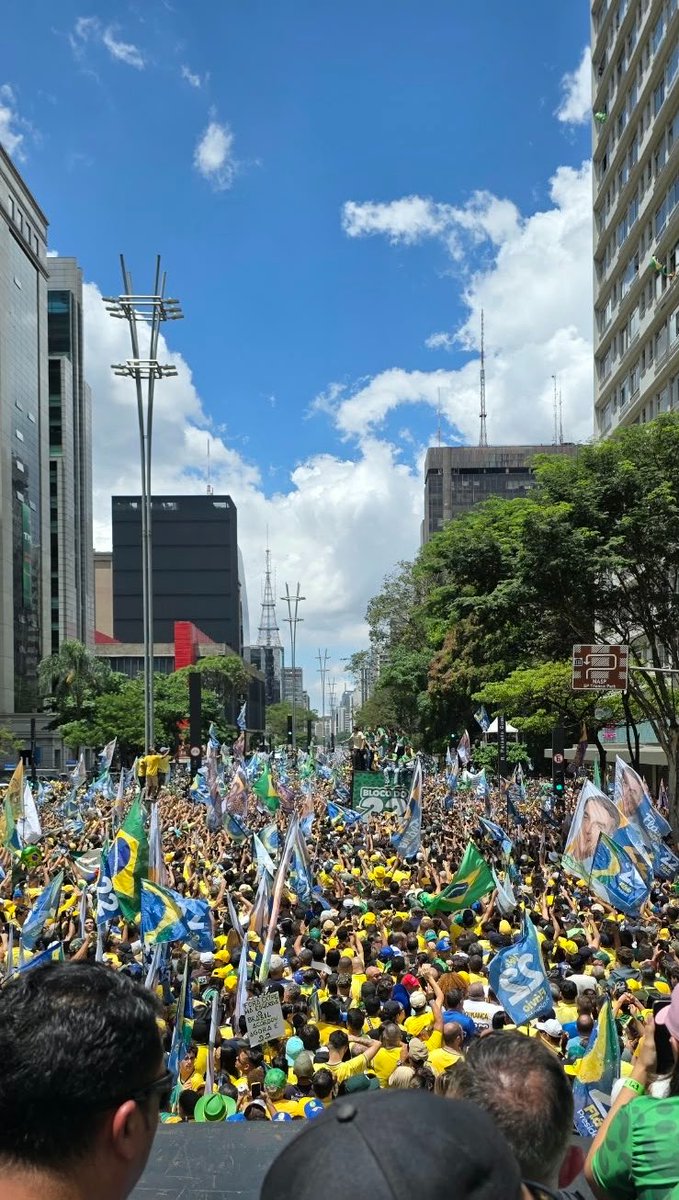 LEME12's tweet photo. Não vejo bandeira vermelha nem terrorismo na Av Paulista.

Como é bom estar do lado certo https://t.co/FDDaAUtUWo