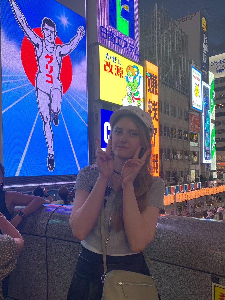 sonnya_jpn's tweet photo. グリコの前で反対の足を上げてしま��ましたฅ(º ﾛ º ฅ)！🐇✨
⁡
#ドイツ人 #モデル #showroom配信 #大坂 #グリコ https://t.co/6CanjFnYxd