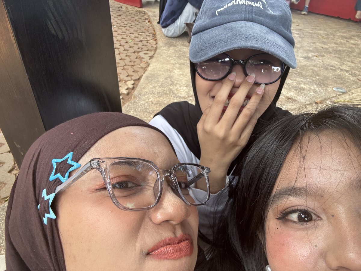 eyesonevan_'s tweet photo. Bersama @tiyyliyee @keonhyeontwinss
#everimut #evermain #everpretty #ever https://t.co/KDzMUF5NhG