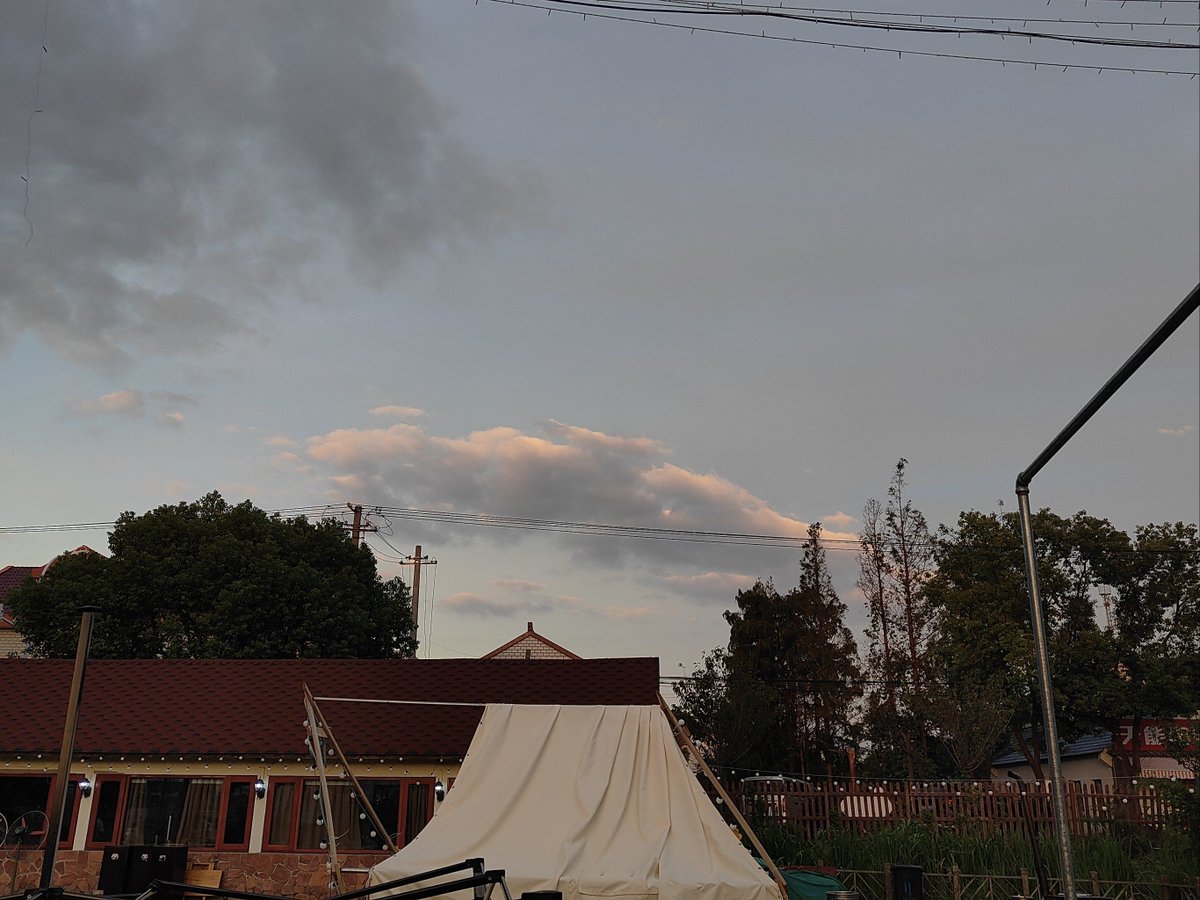 skfdnekdndm's tweet photo. [今日見た夕焼けの空には、細かい光の缕が降り注ぎ、色彩が於いて本当に纷呈だった]， https://t.co/Fi5BKkcxpS