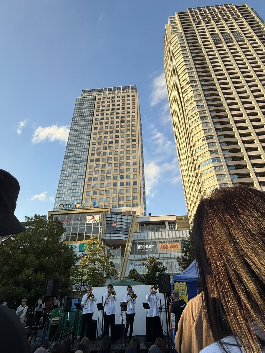 AltoAlto0906's tweet photo. 予定を終えて大急ぎで錦糸町へ🚃
会場に着いたら、1曲目スタート‼️
ふぅ…⊂( • ̀ㅂ•́ )⊃セーフ
楽しかった~❤️
カッコよかった~😍
やっぱり大好き🥰
後ろで背伸びをして見ている私に「前へどうぞ😊」と譲ってくれる優しい世界😭
スロラ最高💕
スロラファン最高💕
#ThrowLine
#すみだジャズ2026 https://t.co/mltbPZP51c