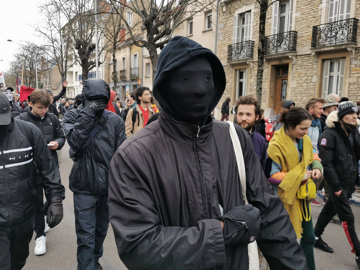 f_philippot's tweet photo. Pourquoi le pouvoir a-t-il laissé entrer en France « 4000 à 5000 casseurs blackblocs » venus d’Allemagne, du Royaume-Uni et des Pays-Bas ?!…

Absence de souveraineté nationale, absence de frontières et vrais agents du chaos au pouvoir !
(Dès 2020 j’avais sorti une enquête sur les BlackBlocs « la milice du pouvoir » : https://t.co/sEz7Yd1cXY )

STOP 🛑