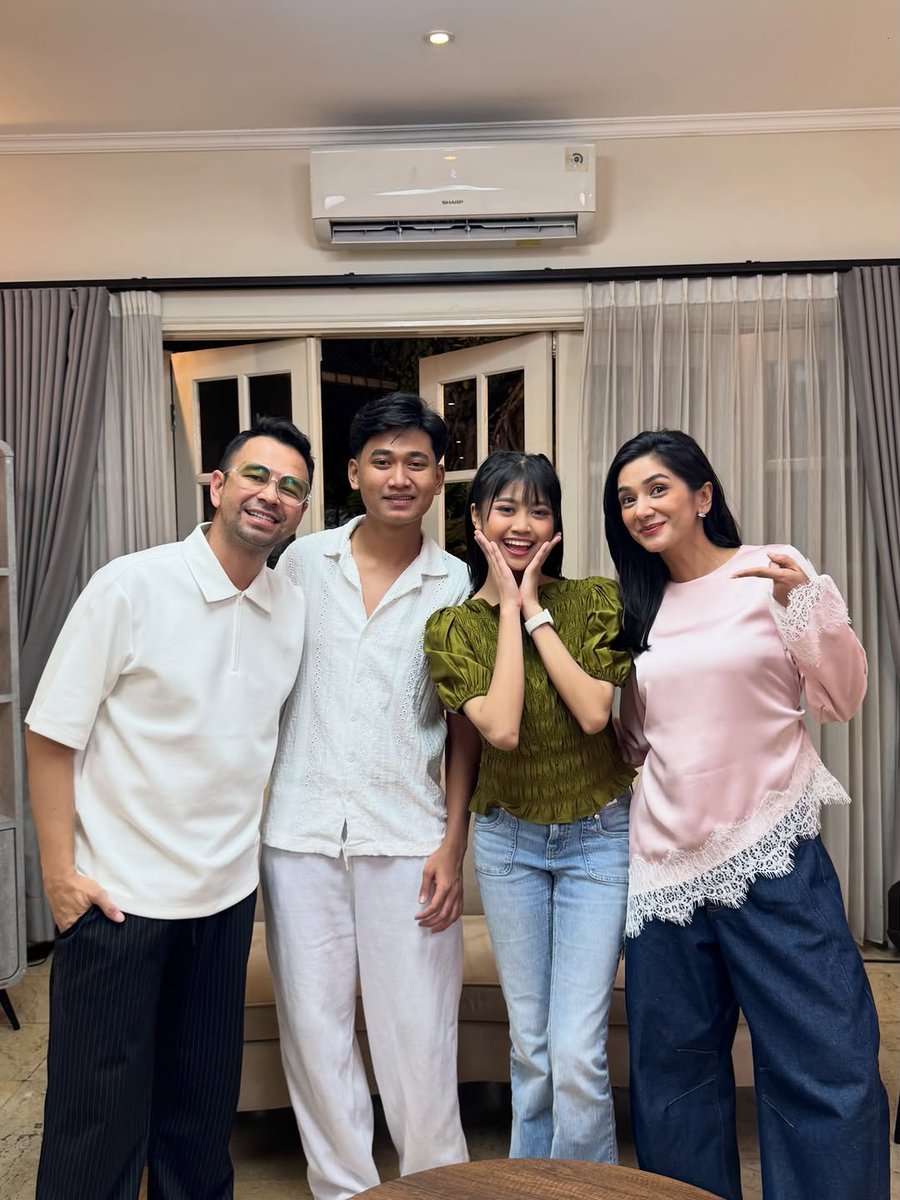 rafaelabb0ti's tweet photo. Sahur yang penuh cerita.. tamu-tamu beragam.. suasana berbeda.. langsung kunjungi youtubenya @

Slide 8😢😢😢 https://t.co/gM7lutXaPY