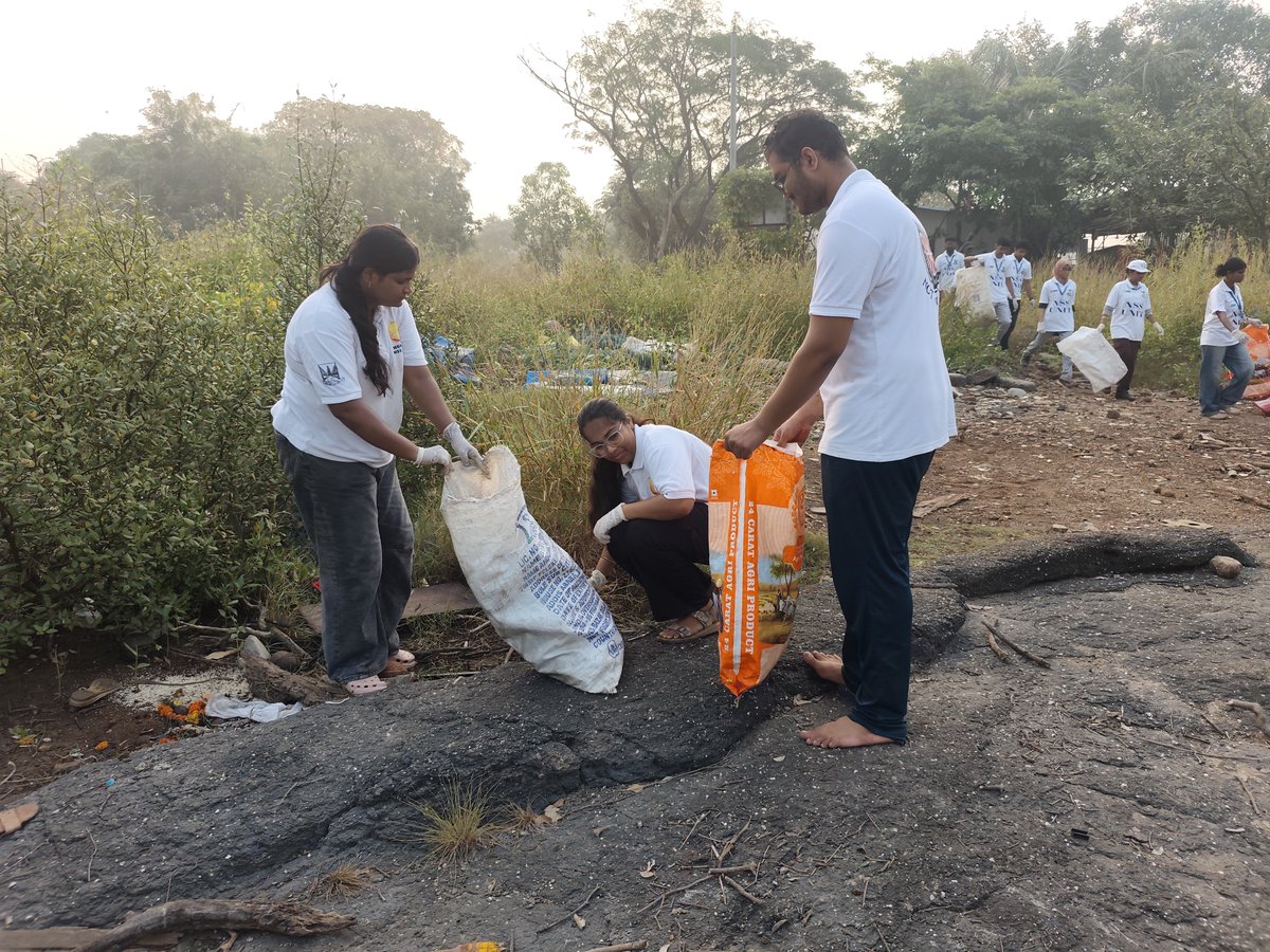 EnvironmentLife's tweet photo. Week 322 #mangroves clean-up drive 

​🚯 Dispose of waste responsibly—always use the right dustbin and never litter.

​🛍️ Avoid single-use plastics—carry reusable cloth bags when shopping.

👥 Volunteers: 65
🗑️ Trash Collected: 700 kg+

@MangroveForest @moesgoi @mannkibaat https://t.co/iUofhCXPsD