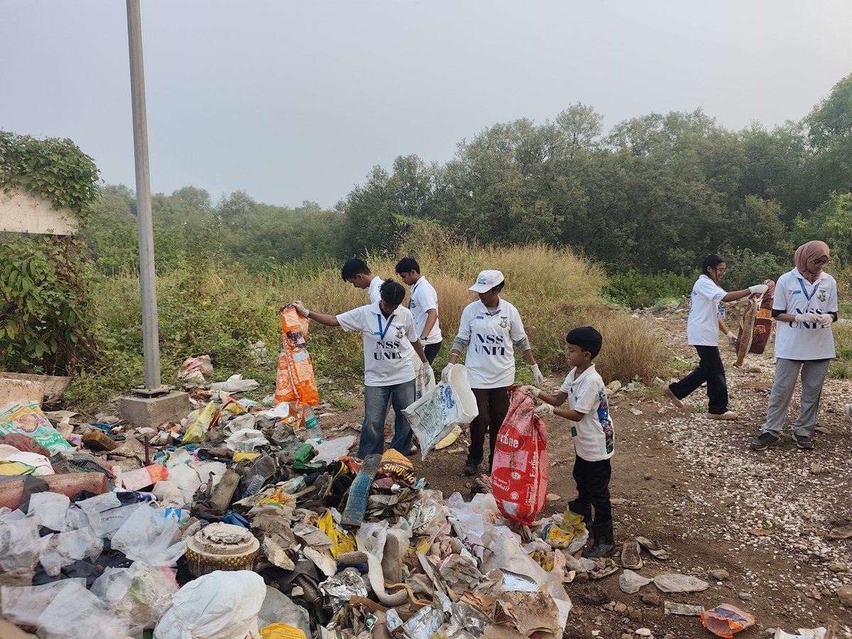 EnvironmentLife's tweet photo. Week 322 #mangroves clean-up drive 

​🚯 Dispose of waste responsibly—always use the right dustbin and never litter.

​🛍️ Avoid single-use plastics—carry reusable cloth bags when shopping.

👥 Volunteers: 65
🗑️ Trash Collected: 700 kg+

@MangroveForest @moesgoi @mannkibaat https://t.co/iUofhCXPsD