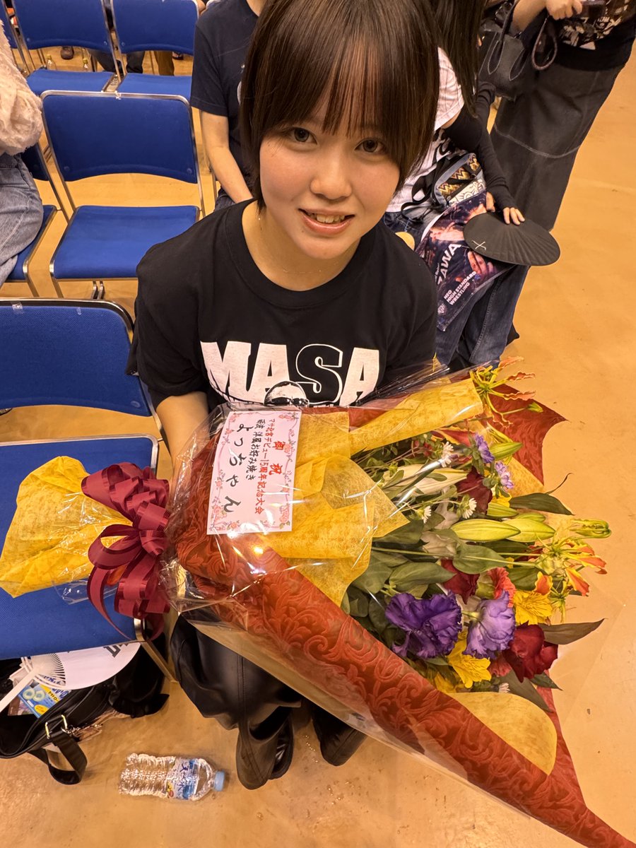 yoriki0306's tweet photo. マサ北宮15周年
高岡テクノドーム大会

ご縁をいただき、
北宮さんが
お世話になっている
"洋風お好み焼きよっちゃん"
大将の名代として
娘が花束💐を渡す大役を務めさせていただきました❗️

花束を
ご両親に渡した姿に大号泣😭
最幸な旅でした❗️
#noah_ghc 
#マサ北宮 #TEAM2000X #THECHAIRMAN https://t.co/WjzKcp8BP1