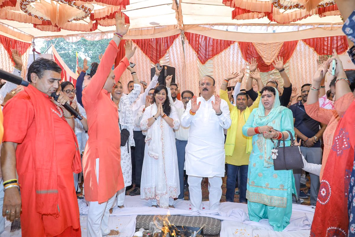 ashishsood_bjp's tweet photo. जनकपुरी में दशहरा महोत्सव की तैयारियों का शुभारंभ 

जनकपुरी स्थित साईं बाबा मंदिर में ओम साईं क्लब द्वारा पिछले 11 वर्षों से आयोजित किए जा रहे दशहरा महोत्सव के अंतर्गत लाइट एंड साउंड शो के लिए आज भूमि पूजन संपन्न हुआ।

प्रभु श्रीराम के आदर्शों और हमारी समृद्ध सांस्कृतिक परंपराओं को जन-जन तक पहुंचाने वाला यह आयोजन आस्था, संस्कार और भारतीय संस्कृति के मूल्यों को सशक्त बनाने का सराहनीय प्रयास है।

जय श्री राम! 🚩

@NitinNabin 
@blsanthosh