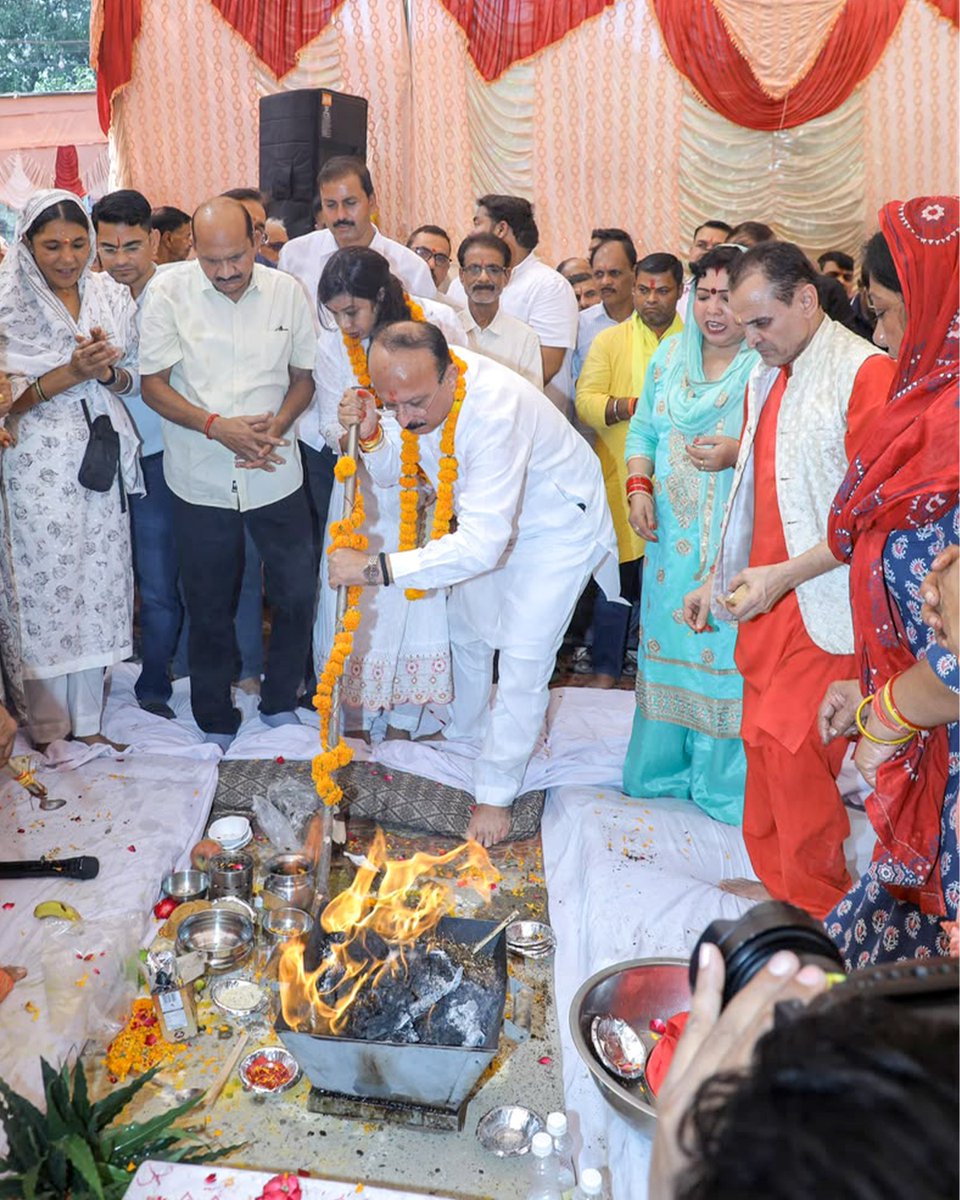 ashishsood_bjp's tweet photo. जनकपुरी में दशहरा महोत्सव की तैयारियों का शुभारंभ 

जनकपुरी स्थित साईं बाबा मंदिर में ओम साईं क्लब द्वारा पिछले 11 वर्षों से आयोजित किए जा रहे दशहरा महोत्सव के अंतर्गत लाइट एंड साउंड शो के लिए आज भूमि पूजन संपन्न हुआ।

प्रभु श्रीराम के आदर्शों और हमारी समृद्ध सांस्कृतिक परंपराओं को जन-जन तक पहुंचाने वाला यह आयोजन आस्था, संस्कार और भारतीय संस्कृति के मूल्यों को सशक्त बनाने का सराहनीय प्रयास है।

जय श्री राम! 🚩

@NitinNabin 
@blsanthosh