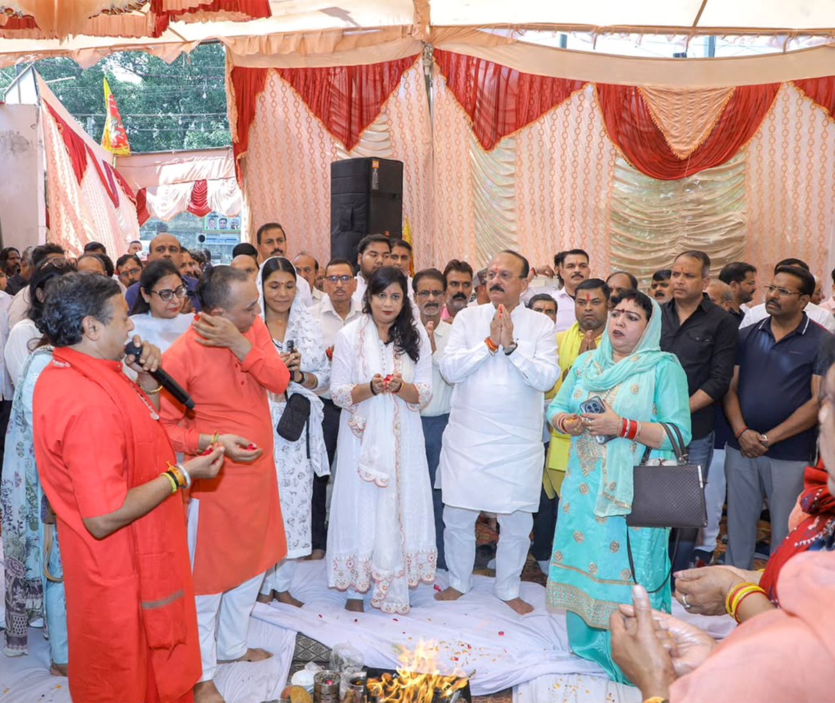 ashishsood_bjp's tweet photo. जनकपुरी में दशहरा महोत्सव की तैयारियों का शुभारंभ 

जनकपुरी स्थित साईं बाबा मंदिर में ओम साईं क्लब द्वारा पिछले 11 वर्षों से आयोजित किए जा रहे दशहरा महोत्सव के अंतर्गत लाइट एंड साउंड शो के लिए आज भूमि पूजन संपन्न हुआ।

प्रभु श्रीराम के आदर्शों और हमारी समृद्ध सांस्कृतिक परंपराओं को जन-जन तक पहुंचाने वाला यह आयोजन आस्था, संस्कार और भारतीय संस्कृति के मूल्यों को सशक्त बनाने का सराहनीय प्रयास है।

जय श्री राम! 🚩

@NitinNabin 
@blsanthosh