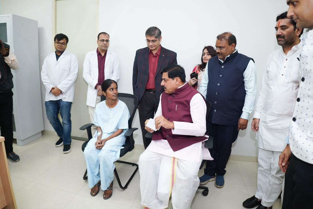 DrMohanYadav51's tweet photo. प्रदेश में तेज गति से हो रहा है स्वास्थ्य सुविधाओं का विस्तार…

आज इंदौर के शासकीय महात्मा गांधी स्मृति चिकित्सा महाविद्यालय एवं एम.वाय. चिकित्सालय के न्यू कैंसर हॉस्पिटल ब्लॉक में PPP मॉडल के तहत श्री अरबिंदो अस्पताल के सहयोग से बने PET-CT स्कैन सेंटर का शुभारंभ किया।

इस अत्याधुनिक सुविधा से गंभीर बीमारियों की समय पर पहचान एवं उपचार में मदद मिलेगी, जिससे मरीजों को बेहतर चिकित्सा सुविधा मिल सकेगी।

इसी क्रम में भोपाल, ग्वालियर, जबलपुर एवं रीवा के शासकीय मेडिकल कॉलेजों में भी ऐसे अत्याधुनिक सेंटर स्थापित किए जा रहे हैं। श्री अरबिंदो अस्पताल के सहयोग से आगामी तीन महीनों में एम.वाय. अस्पताल में रोबोटिक सर्जरी केंद्र भी स्थापित किया जाएगा।