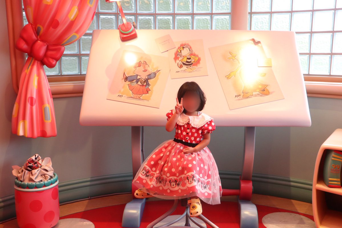 dis1928ney's tweet photo. "ミニーちゃんにも会いに行こう！"とChonちゃんの希望でミトミからミニスタへ🎀

スタジオ内で念願のミニーちゃんが見えると…目がキラキラ✨

お話ししたくて、ハグしたくて…うずうず💦

Chonちゃんは走っていって…ハグ💕

Seaちゃんは…なぜかChonちゃんの後ろからミニーちゃんにハグしていたね🤭 https://t.co/YSf4Hb7492