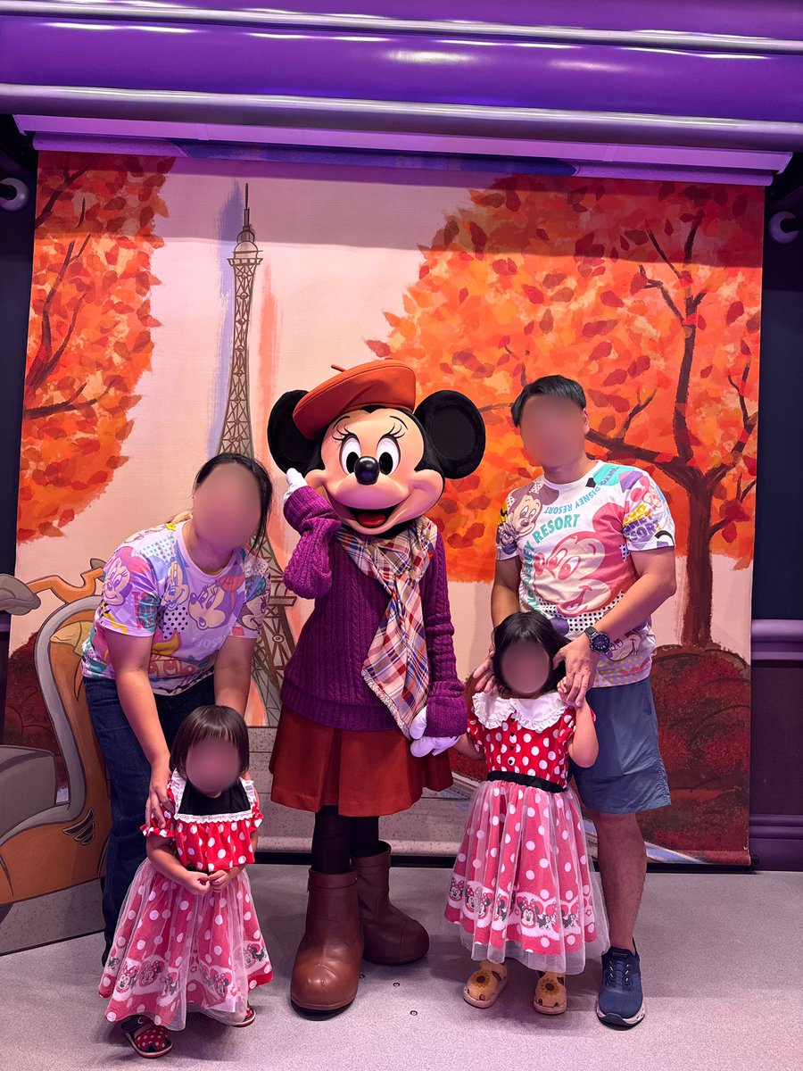 dis1928ney's tweet photo. "ミニーちゃんにも会いに行こう！"とChonちゃんの希望でミトミからミニスタへ🎀

スタジオ内で念願のミニーちゃんが見えると…目がキラキラ✨

お話ししたくて、ハグしたくて…うずうず💦

Chonちゃんは走っていって…ハグ💕

Seaちゃんは…なぜかChonちゃんの後ろからミニーちゃんにハグしていたね🤭 https://t.co/YSf4Hb7492