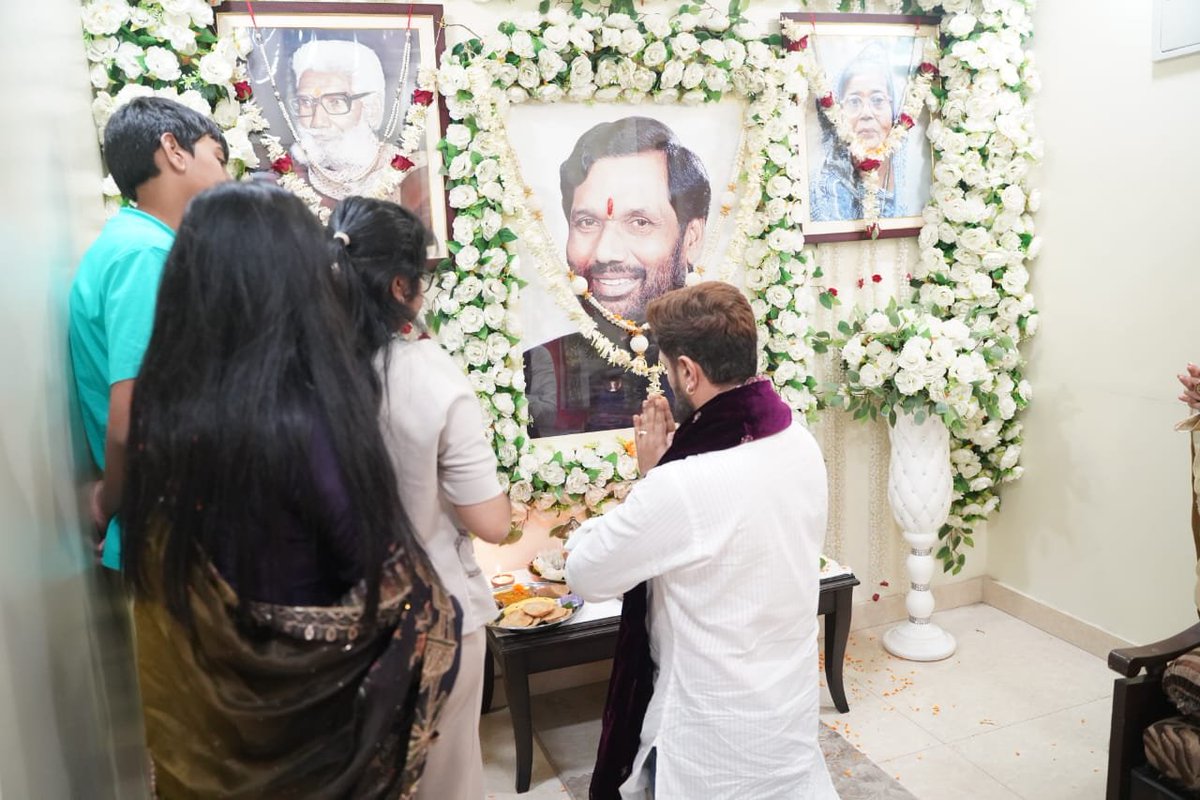 iChiragPaswan's tweet photo. आज दादी जी की पुण्यतिथि पर श्रद्धांजलि अर्पित कर आशीर्वाद लिया। https://t.co/zq9rd5uZKx