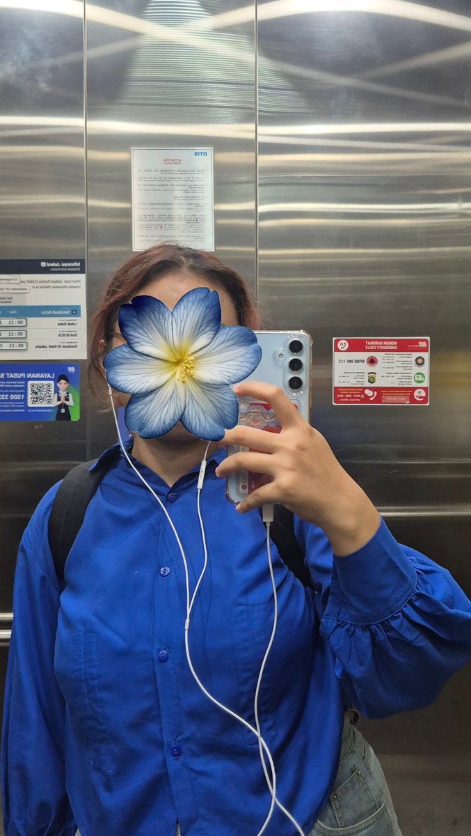 xoveils's tweet photo. aku suka mirror selfie di lift mrt (pas lagi sendirian). https://t.co/AAqczWFAXj