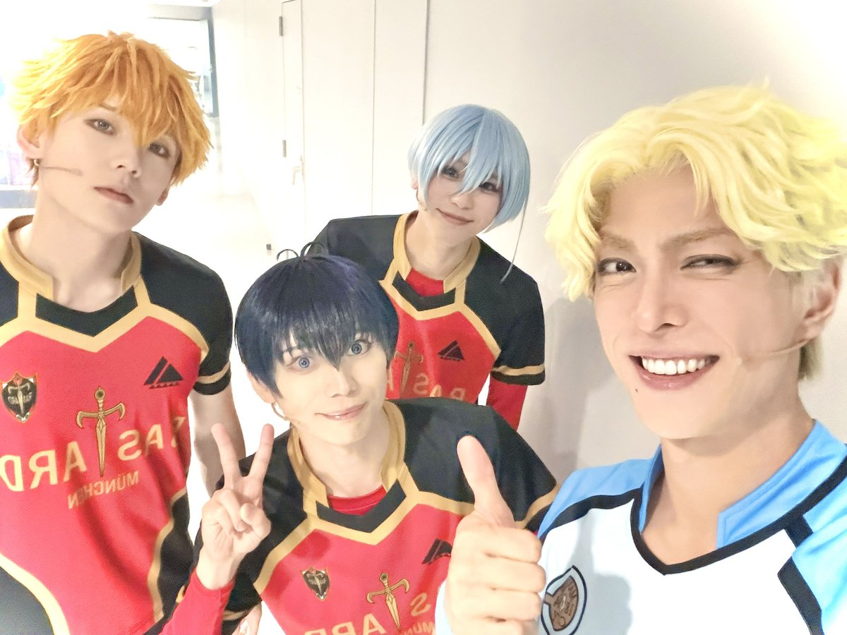 yukikimisawa's tweet photo. 舞台『#ブルーロック』大阪千秋楽
ご来場誠にありがとうございました‼️
楽しんでいただけましたら幸いです✨

今日は垣根を超えて、
素敵な方々をご紹介させてください✨

・Mr.ブルーロック✨竹中くん！

あれだけの運動量、セリフ量。
全くぶれず、多くを語らず。
秘めたる闘志と背中でひっぱってくれる。
本当に安心できる座長。
信頼しかありません。かっこいい人。

・Mr.キラースマイル✨海里くん！

楽屋で何故かシンパシーが合い、
すごく仲良くなってしまった…
いつも朝から爽やかな笑顔をありがとう
おじさん、実は癒されてます…✨
12月もよろしくね！

・Mr.ストイック✨よし！

ずいぶん共演も多くなり、
会う度に分厚くなる人間性とお芝居。
変わらぬ愛嬌が嬉しい。
こういう人が舞台界で成功してほしい。
そう思っちゃうナイスガイ！
次世代の2.5次元筋肉王は、君だ💪🏻✨

素敵な仲間に恵まれ、
多くのスタッフの皆々様に助けられ、
お客様に愛していただいている、
当たり前じゃない日々に…

心より感謝申し上げます✨✨✨

愛知公演もどうぞ、
よろしくお願いいたします‼️

全員一丸‼️ブルーロック🔥⚽️

#ブルステ #竹中凌平 #三浦海里 #織部典成