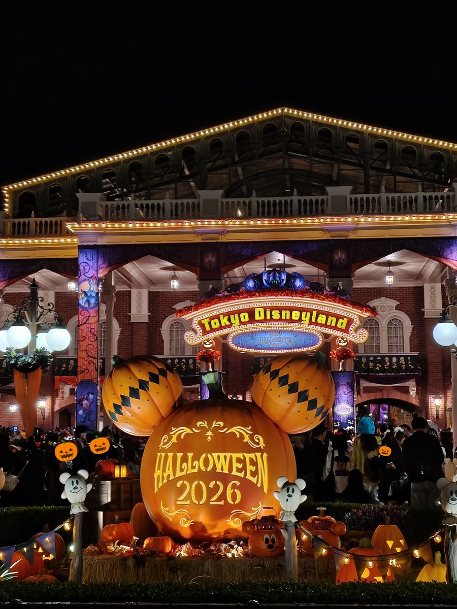 dona_daisy21's tweet photo. 初地蔵完走！フレンジー🎃最高でした😊💯
時間をフル活用するために早めにエントリー受付挑戦！（ハズレ😅）すぐにグランマのモバイルオーダーを確保🍀地蔵中は交代でランドいろいろ周遊😊
日陰を使った初地蔵挑戦！大成功👑最高に楽しかった〜✨😊🎃✨ #tdr_now https://t.co/dTIHjhOiwI
