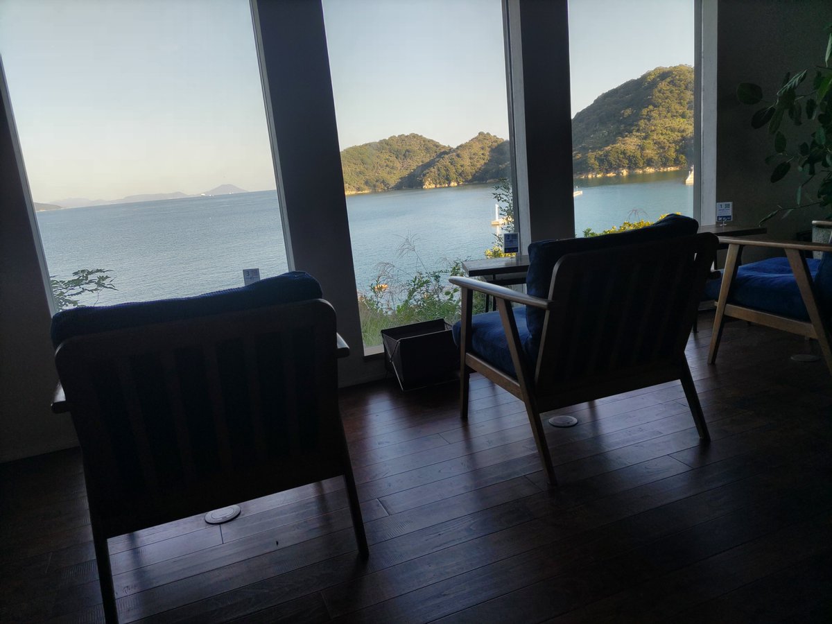 SORA02952234's tweet photo. 直島新美術館を観賞したあとは、
美味しいコーヒーを飲みたくて、海沿いのステキなカフェでひと休み。
#直島コーヒー https://t.co/FCz1yNtwFX