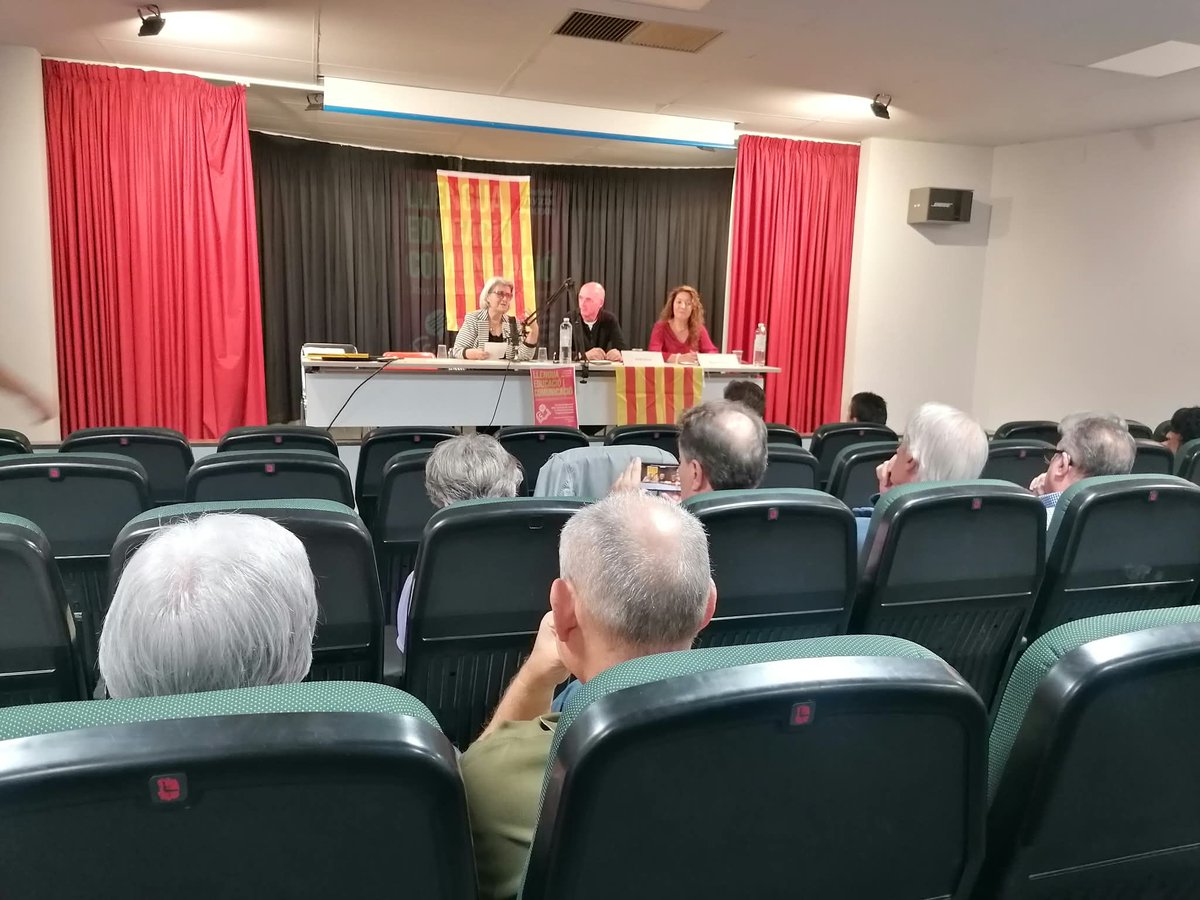 movfranjoli's tweet photo. ❤️ Ahir, la Franja es va trobar a Altorricó!

🗣️ Desenes de persones vam compartir una jornada de llengua, escola i comunicació, amb @labressola, @anclleidasegria, @pregodelafranja i el Casal Jaume I de Fraga.

📸 Així vam viure la Jornada de la Franja de Ponent! https://t.co/O6trOafaym