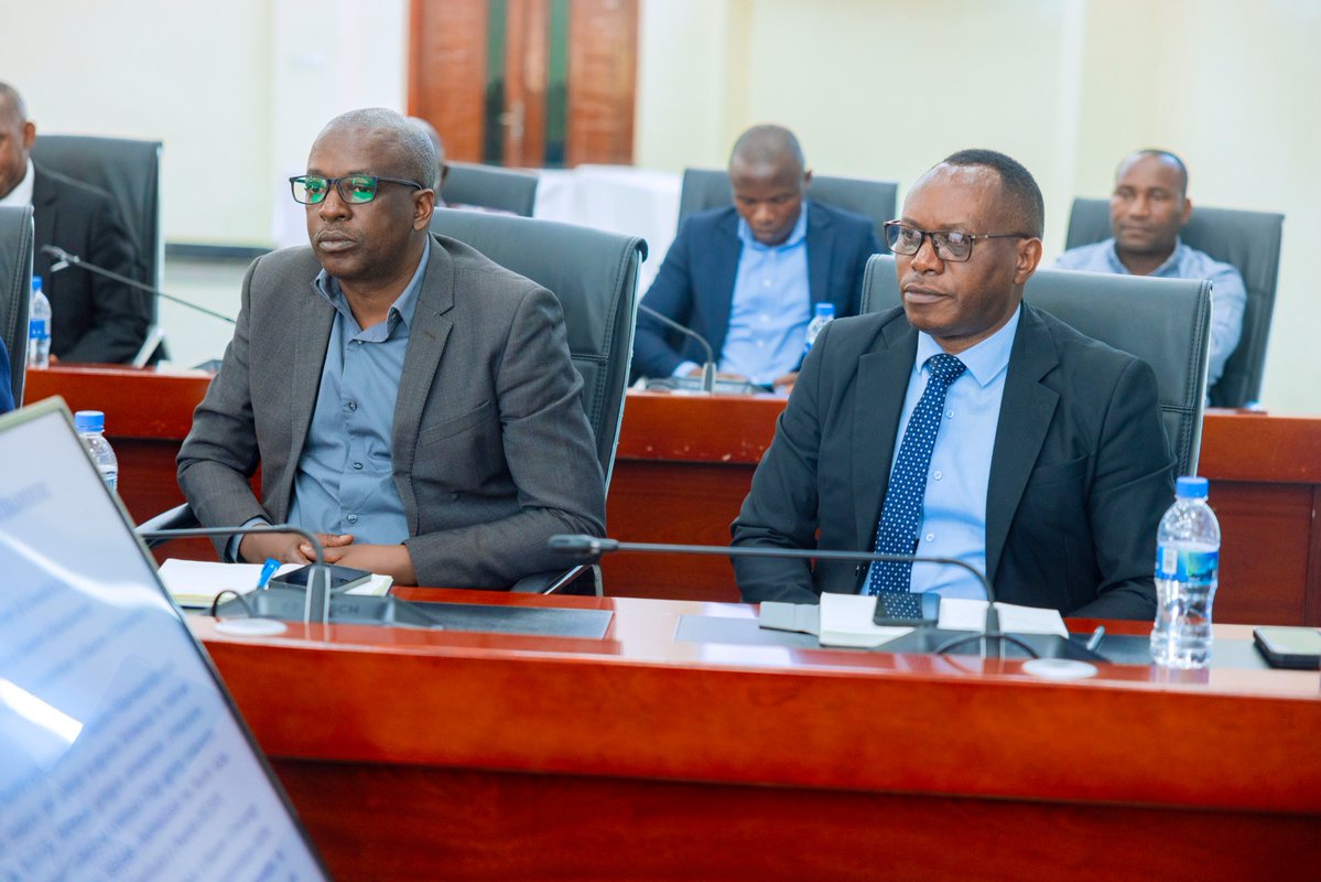 rulindodistrict's tweet photo. Aka kanya hari kuba inama y'inteko rusange y'abagize ihuriro ry'abanya Rulindo bari gusuzuma ibyakozwe mu gihe cy'umwaka iri huriro rigiyeho no gufatanya gutegura ibikorwa bizashyirwamo bizakorwa mu mwaka utaha. https://t.co/v8prqhLCvq