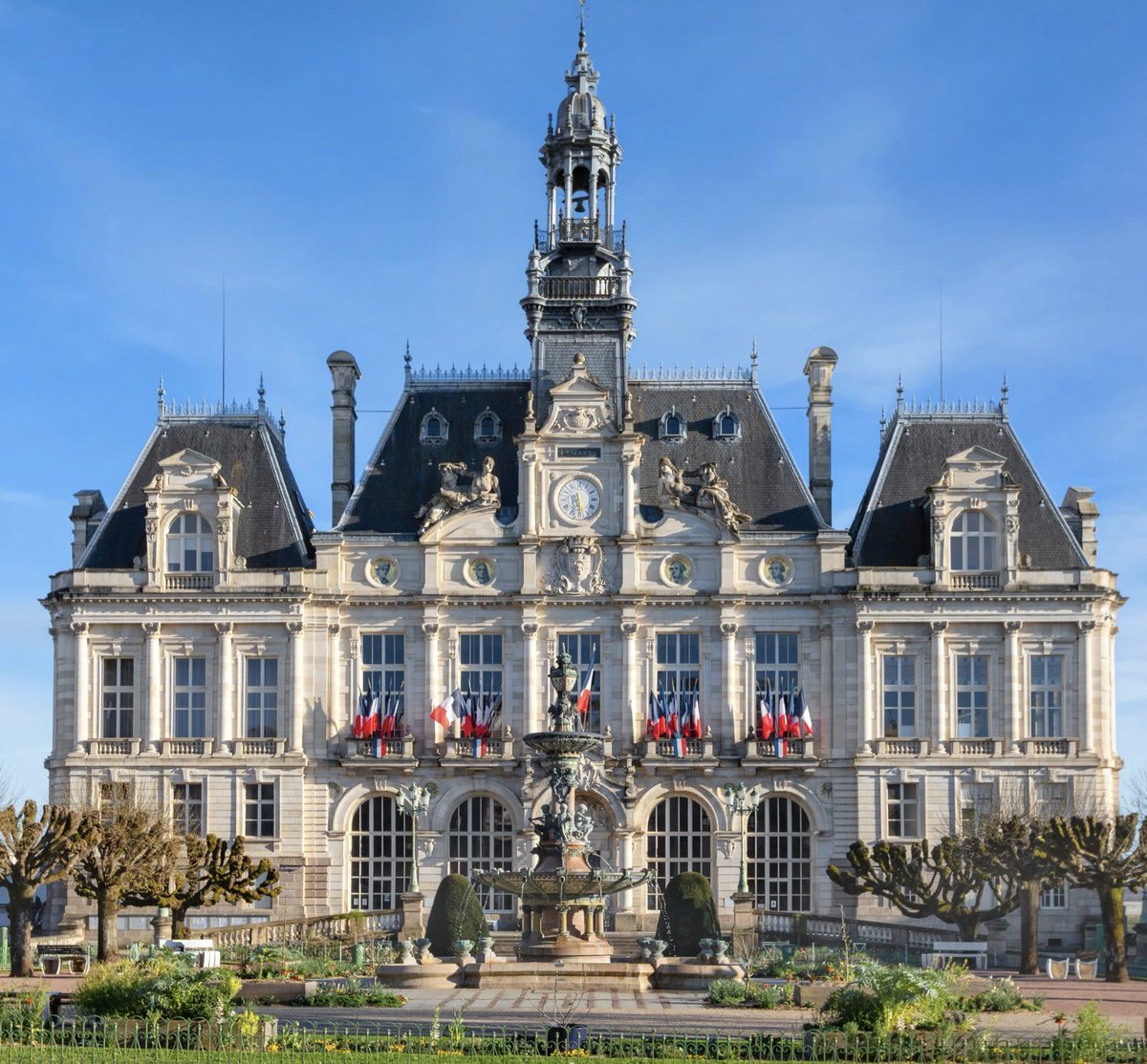 IonaItalia's tweet photo. RIP. France has lost an architectural gem. https://t.co/nB1yPK8DiP