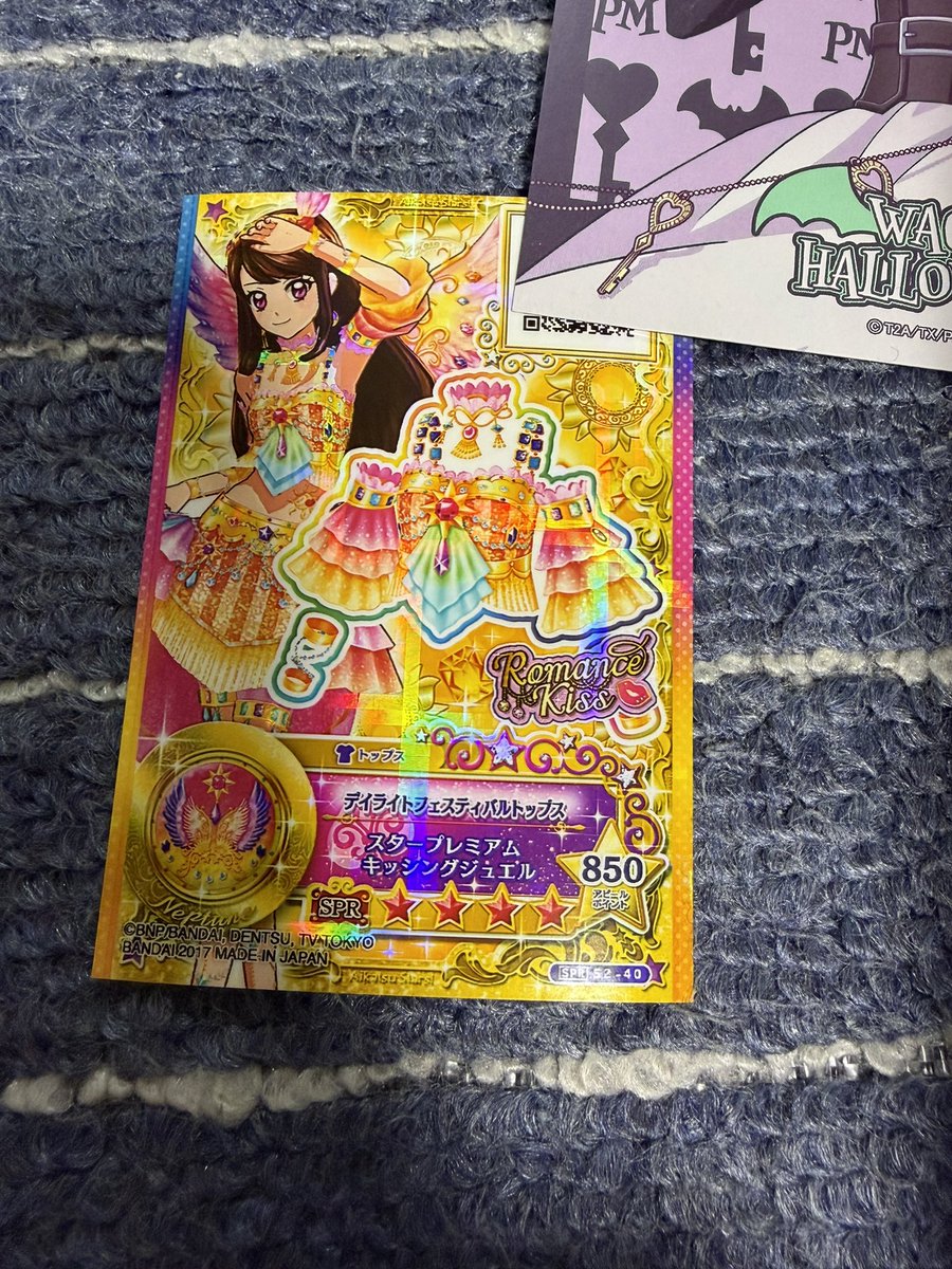 Aoi_Venom13's tweet photo. 昨日アイカツ仲間と話してて、カードは印刷は印刷で良いとこもあったなーって。
世界で１つのマイキャラカードを作って日付も載せて記念にしたり、グリッターでコーデの見た目を変えることができたり。
あとはアニメキャラで本来とは別のキャラに着せることができたり。 https://t.co/U8l3jqNCoW