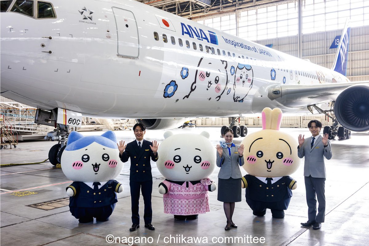 ANA_travel_info's tweet photo. ✈️「ちいかわジェット」がいよいよ明日就航！✨
羽田格納庫で「ちいかわジェット」を初公開！ちいかわ・ハチワレ・うさぎも来てくれました🍀
機体には、ちいかわをはじめとした８キャラクターが全面に描かれています☁️✨
機内でもちいかわたちがデザインされた特別なヘッドレストカバーや紙コップで、みなさまをお迎えします✈️
「ちいかわジェット」の記念すべき初便は、10月19日（月）、羽田発 長崎行き NH661便(JA609A)を予定しています💙
その後は、ANA国内線のさまざまな路線を飛び回り、あなたの街にも飛んでくるかも？✈️
さらに、ANAの制服を着たちいかわたちのオリジナルグッズもお披露目🎉
羽田空港には『ちいかわ×ANA』仕様のお店が登場します🎊
ちいかわたちと一緒に、空の旅を楽しみませんか？☁️✈️