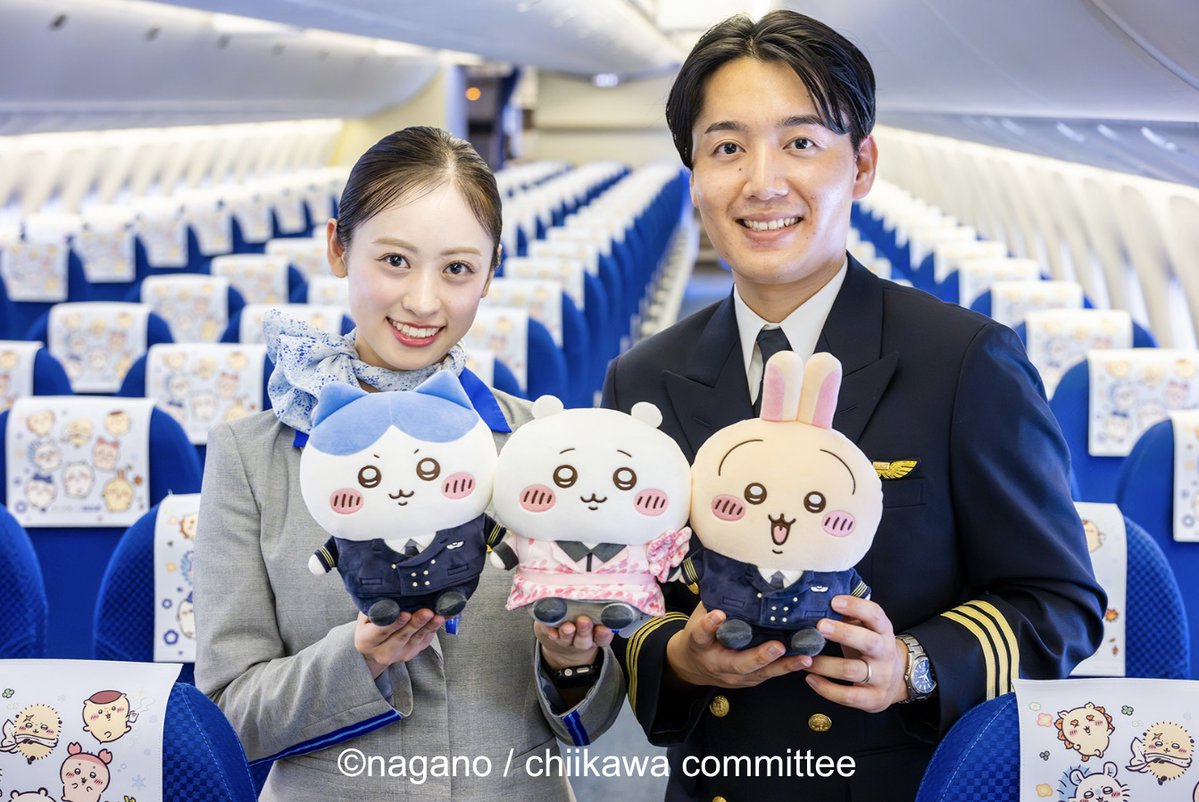 ANA_travel_info's tweet photo. ✈️「ちいかわジェット」がいよいよ明日就航！✨
羽田格納庫で「ちいかわジェット」を初公開！ちいかわ・ハチワレ・うさぎも来てくれました🍀
機体には、ちいかわをはじめとした８キャラクターが全面に描かれています☁️✨
機内でもちいかわたちがデザインされた特別なヘッドレストカバーや紙コップで、みなさまをお迎えします✈️
「ちいかわジェット」の記念すべき初便は、10月19日（月）、羽田発 長崎行き NH661便(JA609A)を予定しています💙
その後は、ANA国内線のさまざまな路線を飛び回り、あなたの街にも飛んでくるかも？✈️
さらに、ANAの制服を着たちいかわたちのオリジナルグッズもお披露目🎉
羽田空港には『ちいかわ×ANA』仕様のお店が登場します🎊
ちいかわたちと一緒に、空の旅を楽しみませんか？☁️✈️