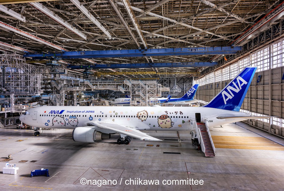 ANA_travel_info's tweet photo. ✈️「ちいかわジェット」がいよいよ明日就航！✨
羽田格納庫で「ちいかわジェット」を初公開！ちいかわ・ハチワレ・うさぎも来てくれました🍀
機体には、ちいかわをはじめとした８キャラクターが全面に描かれています☁️✨
機内でもちいかわたちがデザインされた特別なヘッドレストカバーや紙コップで、みなさまをお迎えします✈️
「ちいかわジェット」の記念すべき初便は、10月19日（月）、羽田発 長崎行き NH661便(JA609A)を予定しています💙
その後は、ANA国内線のさまざまな路線を飛び回り、あなたの街にも飛んでくるかも？✈️
さらに、ANAの制服を着たちいかわたちのオリジナルグッズもお披露目🎉
羽田空港には『ちいかわ×ANA』仕様のお店が登場します🎊
ちいかわたちと一緒に、空の旅を楽しみませんか？☁️✈️