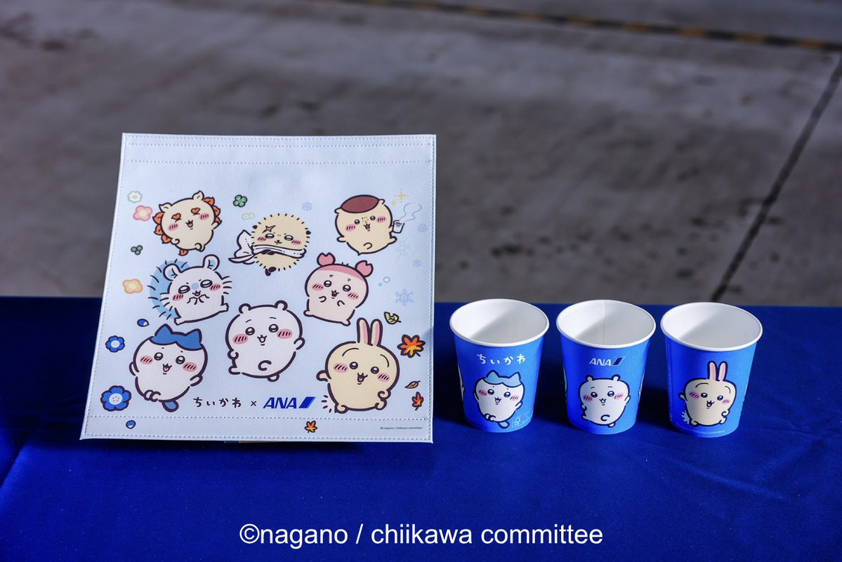 ANA_travel_info's tweet photo. ✈️「ちいかわジェット」がいよいよ明日就航！✨
羽田格納庫で「ちいかわジェット」を初公開！ちいかわ・ハチワレ・うさぎも来てくれました🍀
機体には、ちいかわをはじめとした８キャラクターが全面に描かれています☁️✨
機内でもちいかわたちがデザインされた特別なヘッドレストカバーや紙コップで、みなさまをお迎えします✈️
「ちいかわジェット」の記念すべき初便は、10月19日（月）、羽田発 長崎行き NH661便(JA609A)を予定しています💙
その後は、ANA国内線のさまざまな路線を飛び回り、あなたの街にも飛んでくるかも？✈️
さらに、ANAの制服を着たちいかわたちのオリジナルグッズもお披露目🎉
羽田空港には『ちいかわ×ANA』仕様のお店が登場します🎊
ちいかわたちと一緒に、空の旅を楽しみませんか？☁️✈️