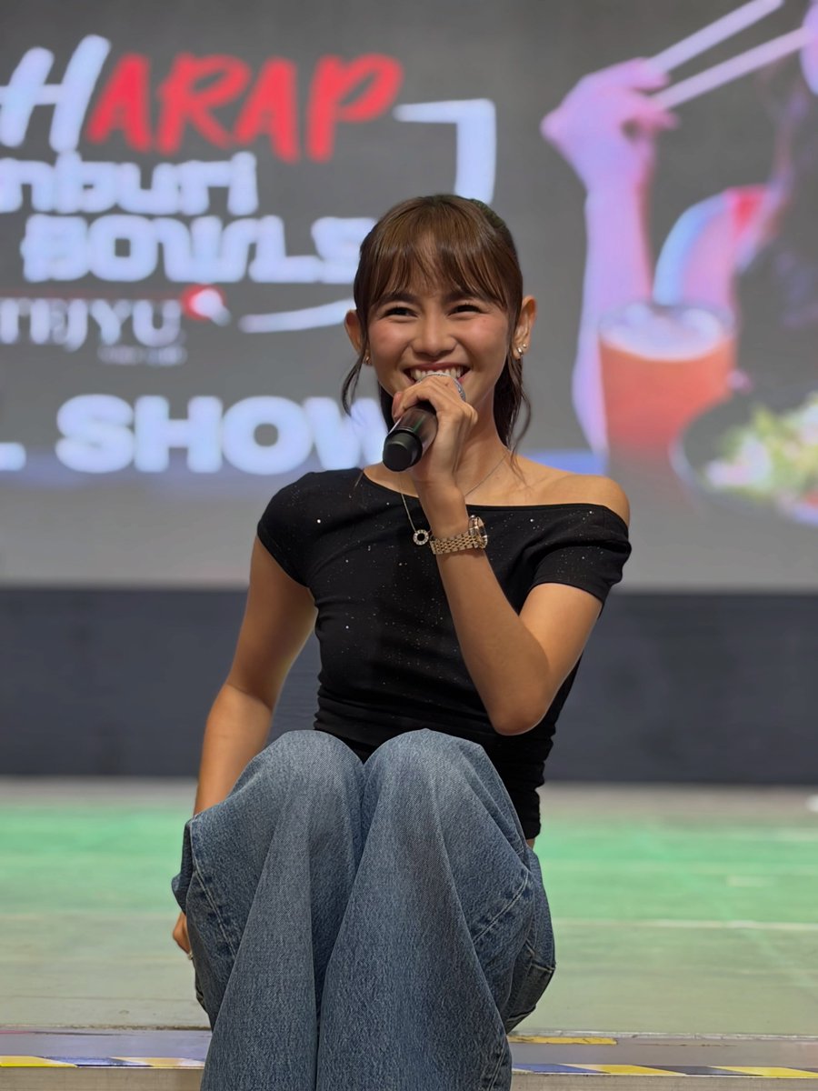 VivaOnePH's tweet photo. Ashtine Olviga serving vocals and feels with ‘Nasaan Ka Na?’🥹💗

HAPPENING NOW: Vivarkada Goes To MassKara Festival!

#FightForMyWayPH #AshtineOlviga #VivaOne #VivarkadaGoesToMassKaraFestiva https://t.co/ye2euSGYIc