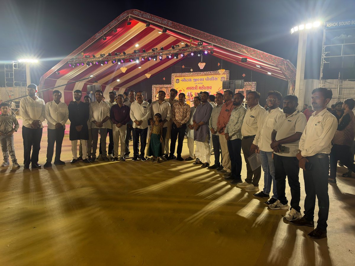 ChetanZala4BJP's tweet photo. 🚩 ભક્તિ, સુરક્ષા અને સંસ્કૃતિનો અનોખો સંગમ!

​બોટાદ જિલ્લા પોલીસ પરિવાર દ્વારા આયોજિત ભવ્ય 'નવરાત્રી મહોત્સવ-૨૦૨૬' અંતર્ગ�� માઁ જગદંબાની આરાધનાના પાવન અવસરે દિવ્ય મહાઆરતી કરી. (1/2) ​

​#BotadPolice #Navratri2026 #Botad #MahaAarti #GujaratPolice #NavratriCelebration #GarbaNight https://t.co/KNwEAAD4ts